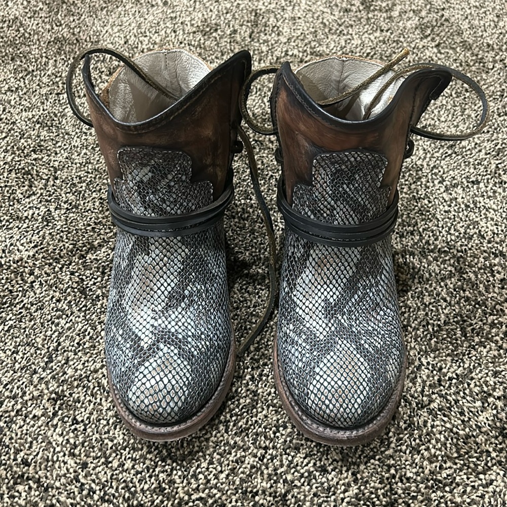 Freebird by Steven blue snake Casey sz 9